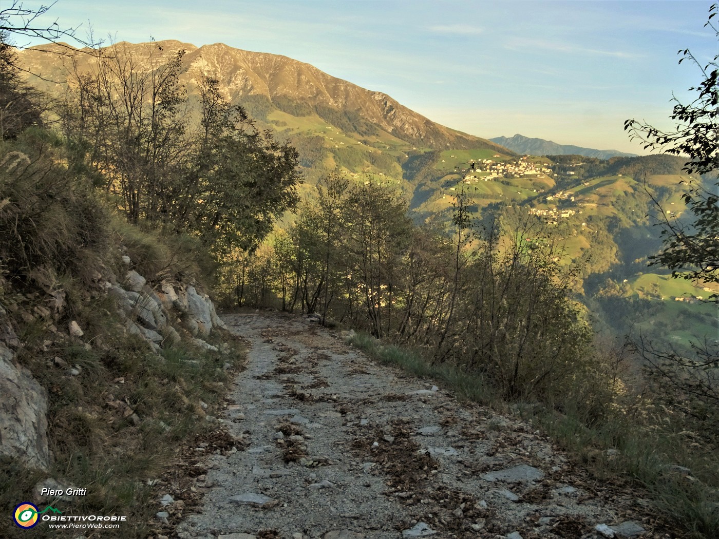 90 Dalla stradetta vista in Cima Grem.JPG